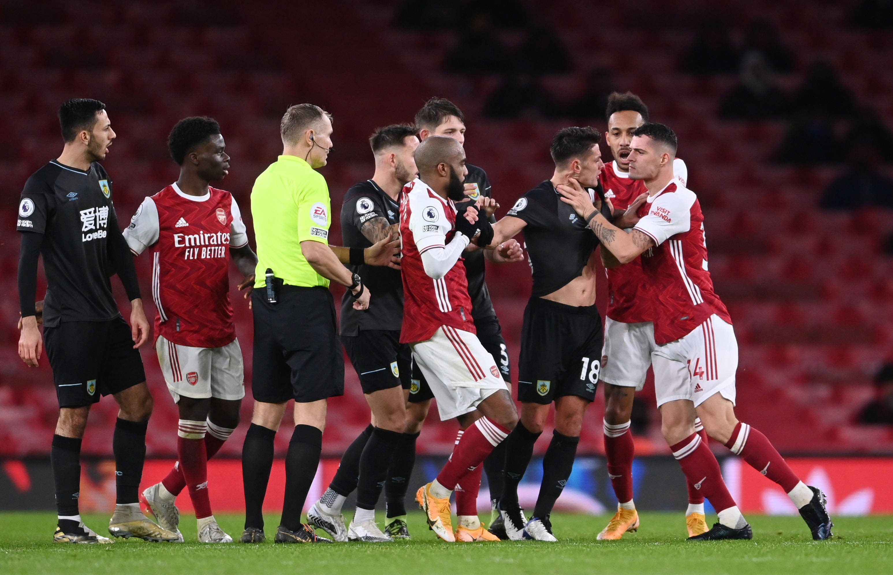 运动员必须 运动员必须